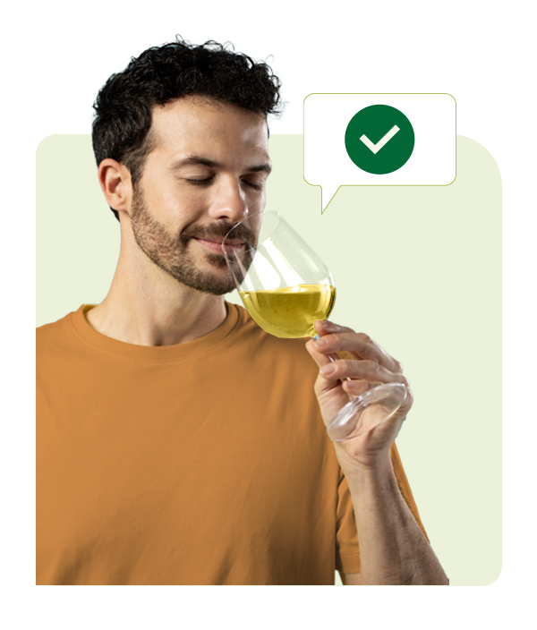 Homem disfruta de um copo de vinho branco