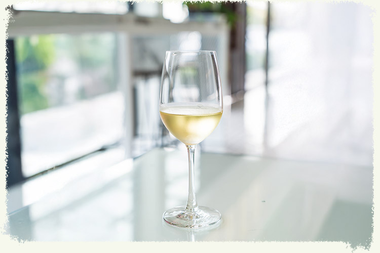 Copo de vinho branco servido na mesa fresco