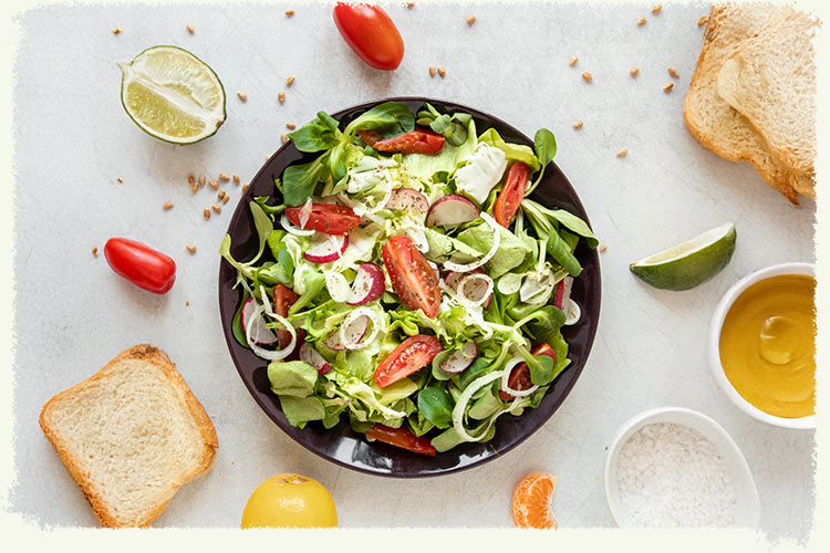 Imagem de salada em mesa para acompanhar com vinho branco