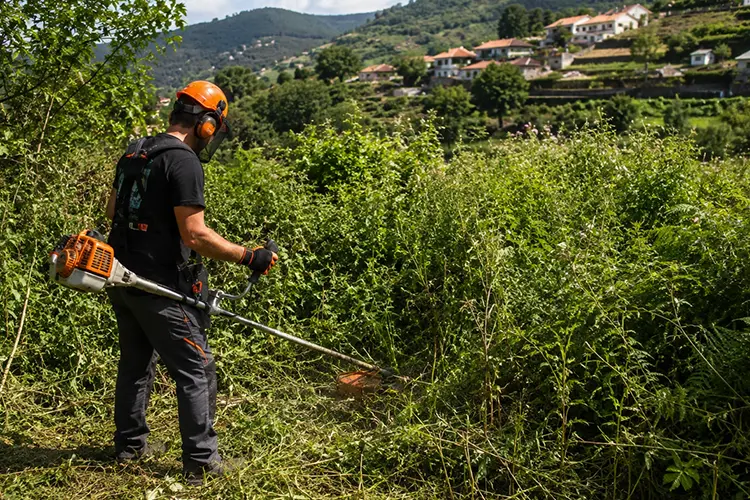 Como limpar um terreno com roçadora