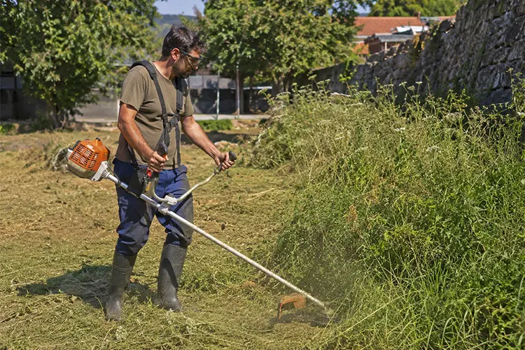 O que é uma roçadora e para que serve. Se nunca leu nada sobre roçadoras, este artigo é para si. Explicamos tudo o que precisa saber sobre esta máquina, para que saiba se necessita de uma para o seu jardim ou terreno.